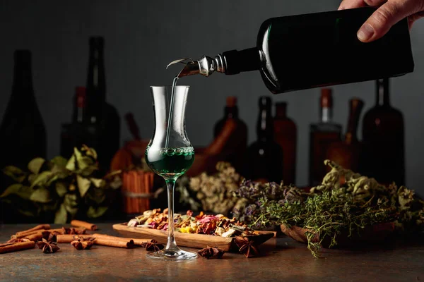 Licor Hierbas Verdes Vierte Una Botella Vintage Vaso Sobre Una —  Fotos de Stock