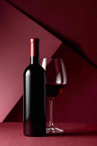 Bottle Glass Red Wine Red Background Copy Space — Stock Photo, Image