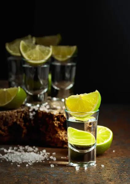 Tequila Shots Mit Limette Und Salz Auf Rostigem Hintergrund — Stockfoto