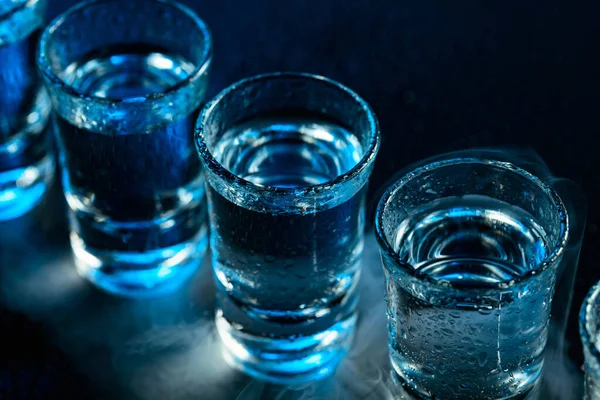 Verres Humides Vodka Fumée Sur Fond Bleu Foncé Concentration Sélective — Photo