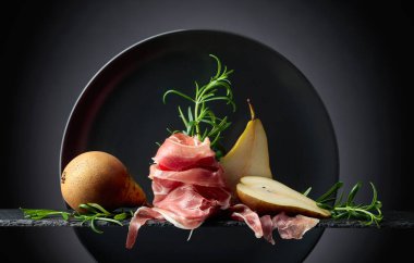 Prosciutto ya da İspanyol jamonu, armut ve biberiyeli. Geleneksel Akdeniz atıştırmalıkları.