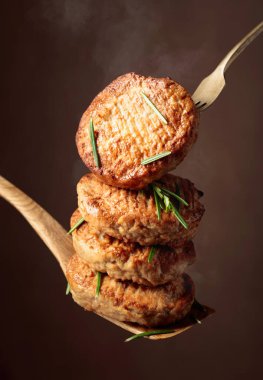 Kahverengi arka planda biberiyeli ev yapımı pirzola..