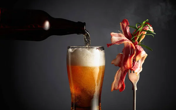 Beer Slices Tasty Fried Bacon Garnished Rosemary Copy Space — Stock Photo, Image