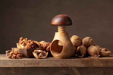 Eski ahşap bir masada cevizler. Ön görünüm.