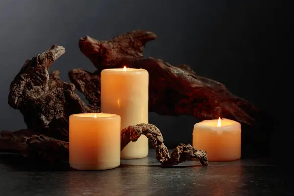 Brandende Kaarsen Oude Houten Snags Een Zwarte Achtergrond Spa Concept — Stockfoto
