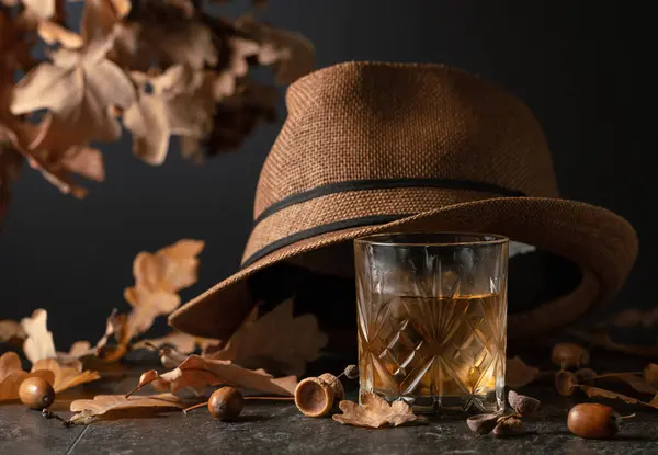 Whisky Avec Glace Sur Une Table Pierre Avec Des Feuilles — Photo