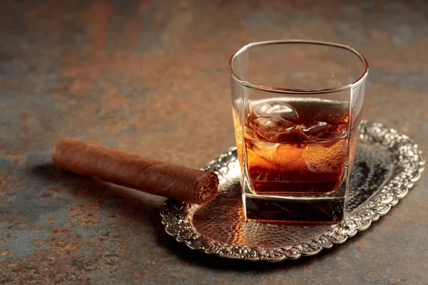 Whisky Med Och Cigarr Ett Rostigt Metallbord — Stockfoto