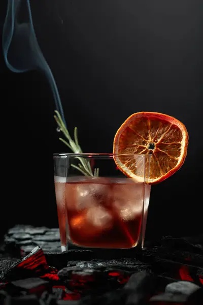 Старомодный Коктейль Льдом Сушеным Оранжевым Ломтиком Розмарином Виски Розмарином Красивыми — стоковое фото