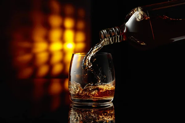 Whiskey Öntök Egy Pohárba Fekete Alapon Fénymásolási Hely — Stock Fotó