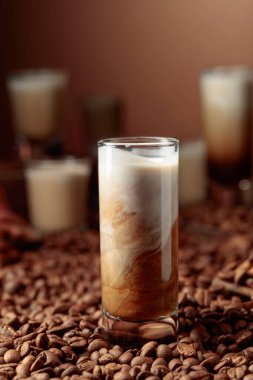 İrlanda kreması ve kahve likörü. Kahve çekirdekleri, tarçın ve anason masaya saçılmış..