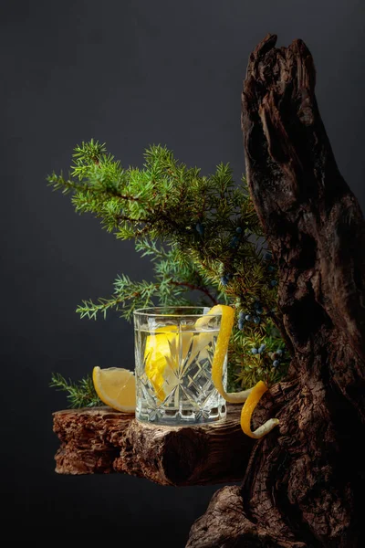 Gin Tonic Cocktail Con Limone Bicchiere Cristallo Una Vecchia Tavola — Foto Stock