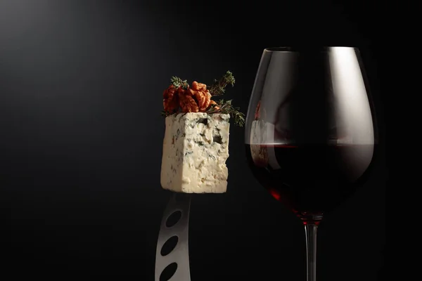 Glass Red Wine Blue Cheese Cheese Walnuts Thyme Knife Copy — Stock Photo, Image