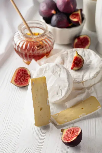 Sýr Camembert Fíky Medem Bílém Dřevěném Stole — Stock fotografie