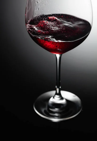 Closeup Red Wine Pouring Black Background — Stock Photo, Image