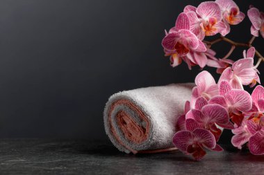 Havlularla çiçek açan güzel orkide çiçekleri. Spa için konsept görüntü. Metnin için boşluk kopyala.