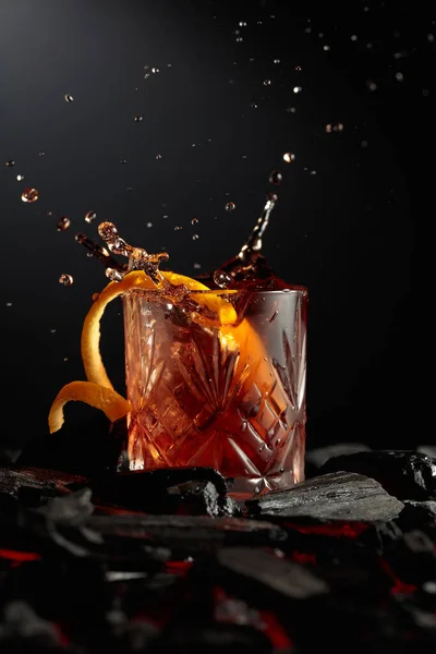 Een Stuk Ijs Valt Het Glas Met Een Cocktail Cocktail — Stockfoto
