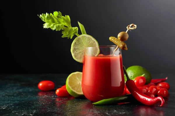 Salatalık Zeytin Limon Kereviz Ile Süslenmiş Bloody Mary Kokteyli Siyah — Stok fotoğraf