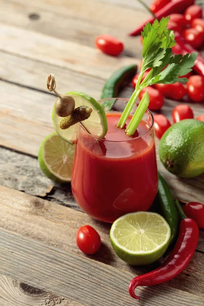 Bloody Mary Cocktail Garniert Mit Gurken Oliven Limetten Und Sellerie — Stockfoto