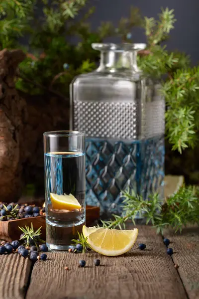 Blauwe Gin Jeneverbes Takken Een Oude Houten Tafel Gin Met — Stockfoto