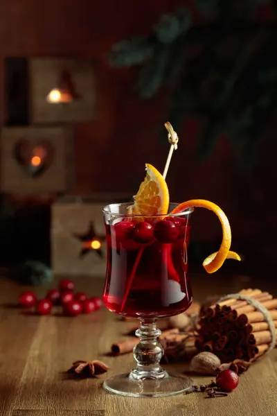 Kerstdrank Met Specerijen Sinaasappel Veenbessen Een Oude Houten Tafel — Stockfoto