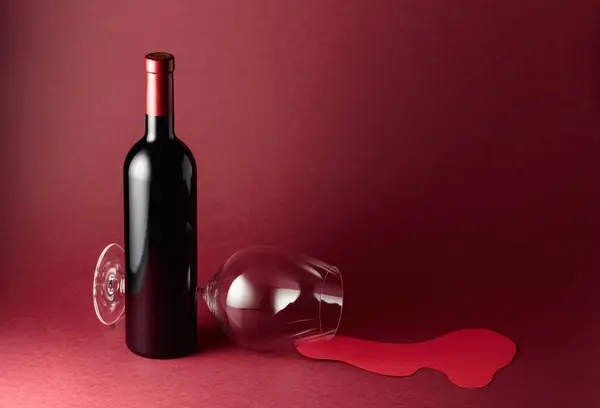 Flasche Und Glas Rotwein Auf Rotem Hintergrund Konzept Des Themas — Stockfoto