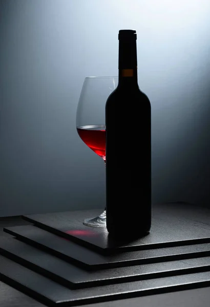 Bottle Glass Red Wine Black Table — Stock Photo, Image