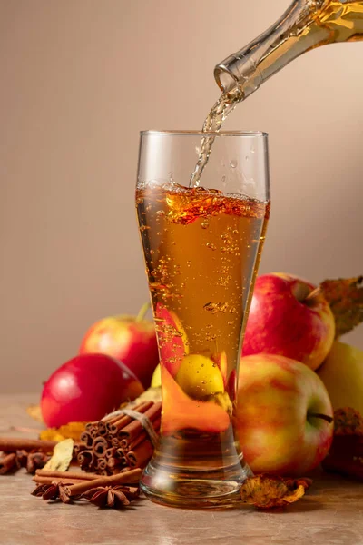 Apple Cider Poured Glass Fresh Carbonated Drink Apples Cinnamon Anise — Stock Photo, Image