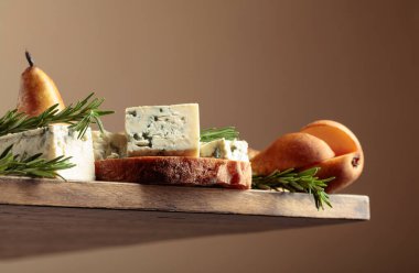 Mavi peynirli, armutlu ve biberiyeli sandviç. Eski ahşap bir ciabatta, mavi peynir, armut ve biberiyenin üzerinde. Aşağıdan görüntüle. 