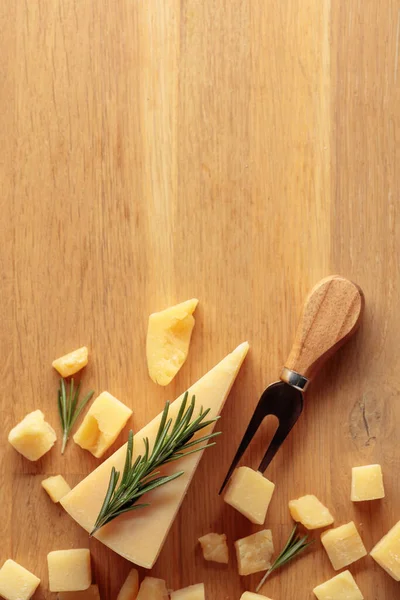 Parmesan奶酪与迷迭香和叉子的木制背景 复制空间 — 图库照片