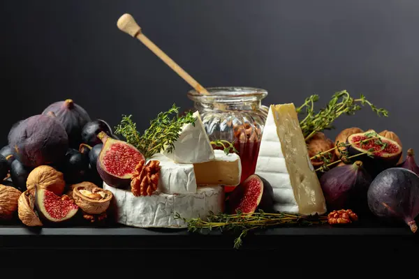 芝士加无花果 蜂蜜和百里香 带有黑色背景水果的软奶酪 — 图库照片