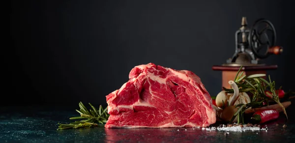 Rauw Rundvlees Met Rozemarijn Knoflook Zout Peper Kopieerruimte — Stockfoto