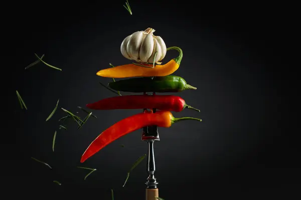 Gorąca Papryka Chili Czosnkiem Rozmarynem Widelcu Pojęcie Pikantnej Żywności — Zdjęcie stockowe