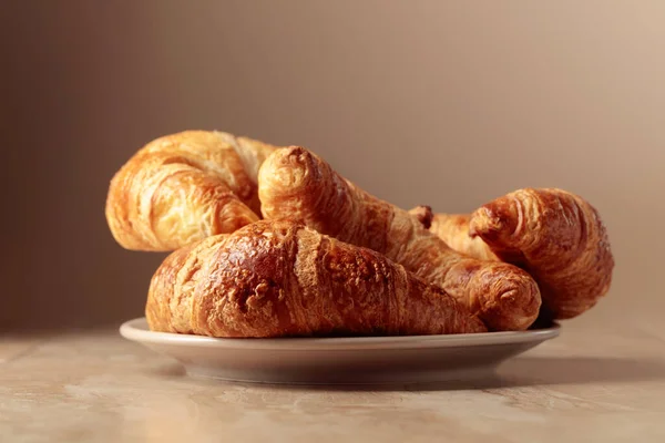 Vers Gebakken Croissants Een Beige Keramische Tafel Traditionele Franse Keuken — Stockfoto