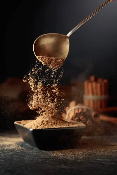 Cinnamon Powder Poured Black Bowl Background Kitchen Utensils Cinnamon Sticks — Stock Photo, Image