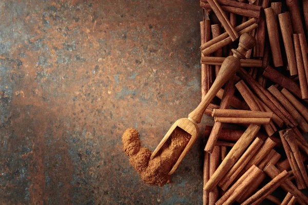 Cinnamon Powder Wooden Spoon Cinnamon Sticks Rusty Metal Background Top — Stock Photo, Image