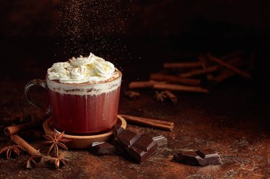 Kakao tozu serpiştirilmiş kremalı sıcak çikolata..