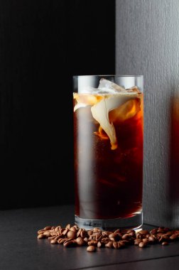 Donmuş bardakta kremalı buzlu kahve..