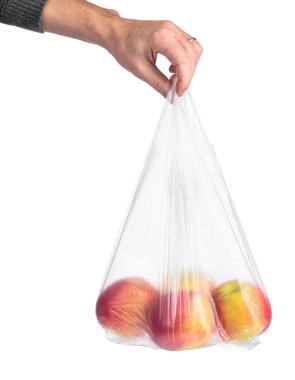 Elinde kırmızı elmalarla plastik bir çanta tutan bir adam. Beyaz bir arkaplanda izole edilmiş.