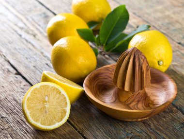 Olgun limon ve eski ahşap bir masa üzerinde sıkacağı .