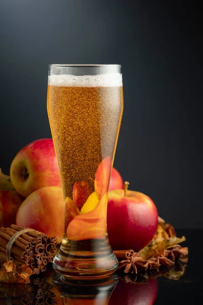Bardakta Elma Şarabı Elmalı Tarçınlı Taze Içecek Siyah Arka Planda — Stok fotoğraf