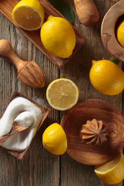 Ripe Lemons Sugar Wooden Squeezers Old Wooden Table Top View — Stock Photo, Image
