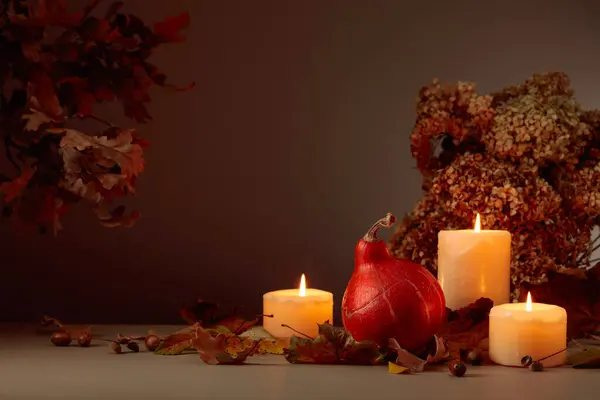Stilleven Met Pompoen Opgedroogde Bladeren Brandende Kaarsen Achtergrond Gedroogde Hortensia — Stockfoto