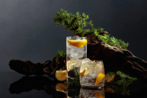 Cocktail Gin Tonic Med Och Citron Svart Reflekterande Bakgrund Isdrink — Stockfoto