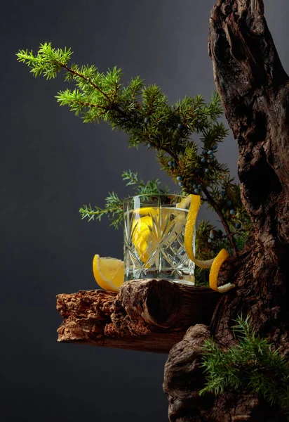 Cocktail Gin Tonic Lemon Crystal Glass Old Board Background Old — Stock Photo, Image