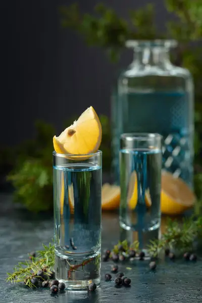 Niebieski Gin Jałowiec Starym Ciemnoniebieskim Stole Gin Jagodami Jałowca Plasterkami — Zdjęcie stockowe