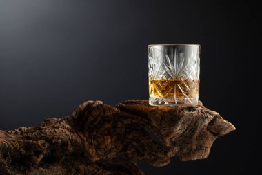 Eski ahşap bir çıkmazda bir bardak viski. Boşluğu kopyala.