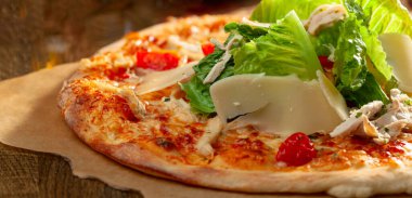 Çedar peynirli taze pizza ve taze yeşillikler. Seçici odak.