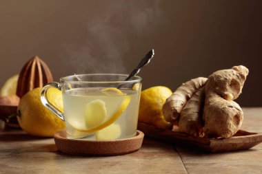 Mutfak masasında limonlu zencefil çayı..