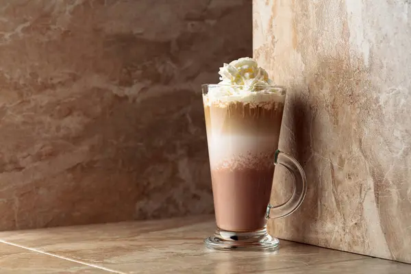 Milchkaffeecocktail Mit Schlagsahne Auf Einem Beigen Keramiktisch Kopierraum — Stockfoto