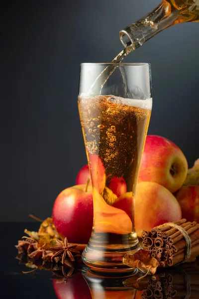 Äppelcider Hälls Högt Glas Färsk Dryck Med Äpplen Kanel Och — Stockfoto